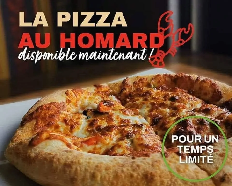 Pizza toute garnie prête à servir
